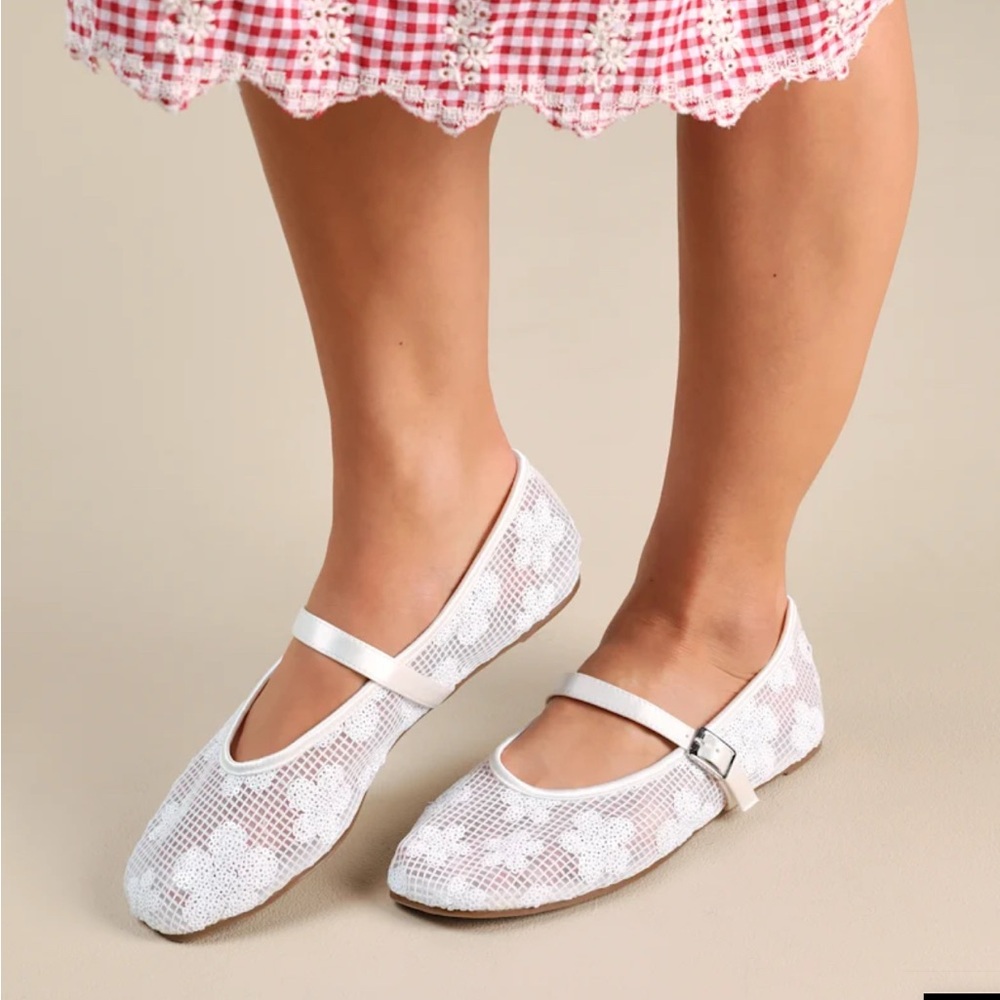 Lulu's Cristen White Mesh Sequin Buckle